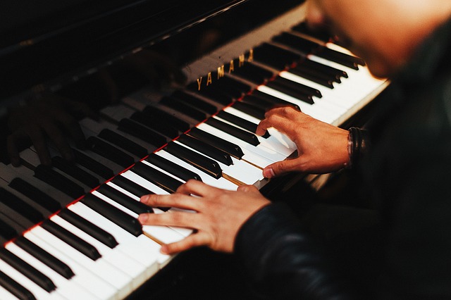 Comment apprendre a jouer a un instrument de musique ?